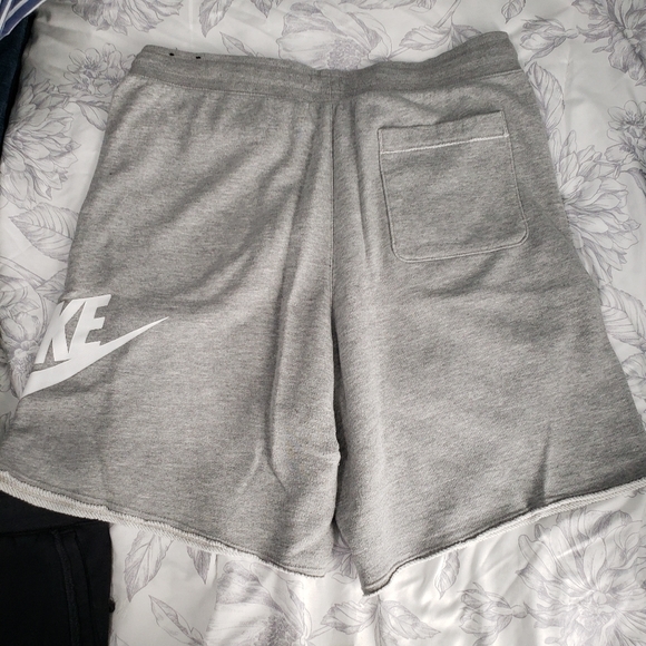 Size L Nike gray sweatshorts - Picture 3 of 4